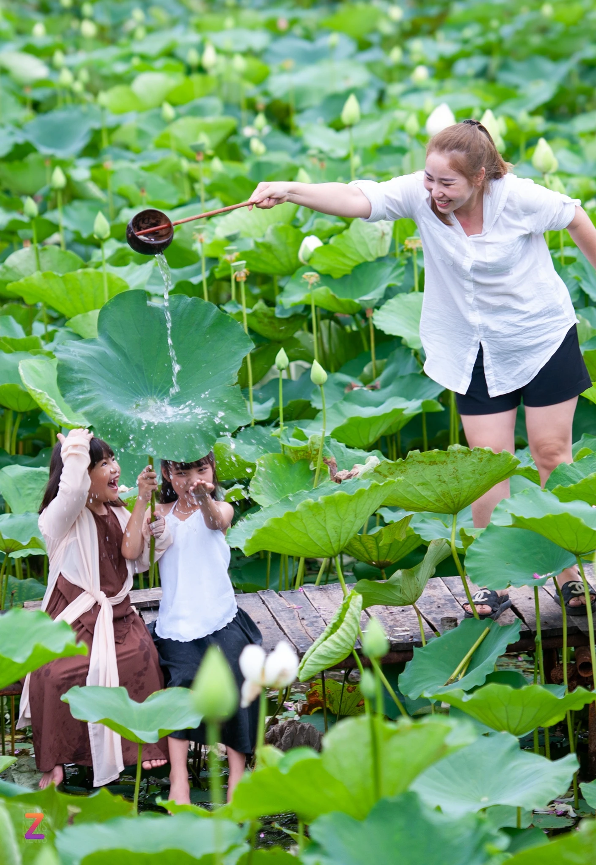 Nhiều gia đình cũng đưa con trẻ đến đây để lưu giữ lại những bức ảnh ý nghĩa.
