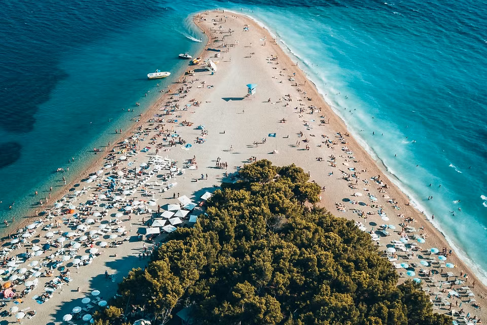 Trong nỗ lực ngăn chặn tiếng ồn trên những con đường rải sỏi của thành phố cổ, Croatia cấm khách du lịch kéo theo hành lý có bánh xe khi di chuyển qua các tuyến đường trung tâm thành phố Dubrovnik. Khách du lịch phải gửi hành lý tại những tủ khoá. Ảnh: Oliver Sjostrom/Unsplash.