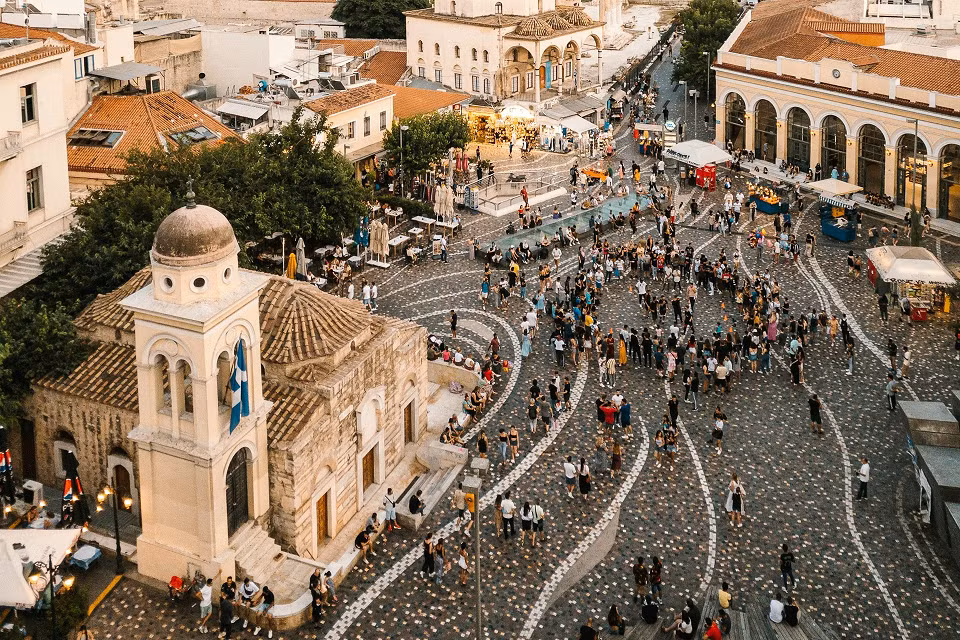 Thành cổ Acropolis tại Athens (Hy Lạp) đón 20.000 lượt khách mỗi ngày, đạt giới hạn số lượng khách được phép tham quan tại đây. Để đến tham quan địa điểm này, du khách phải đặt trước theo các khung giờ được chỉ định. Vào năm nay, hệ thống đặt chỗ cũng sẽ được áp dụng cho các điểm tham quan khác trên toàn quốc. Ảnh: Andrea Leopardi/Unsplash.