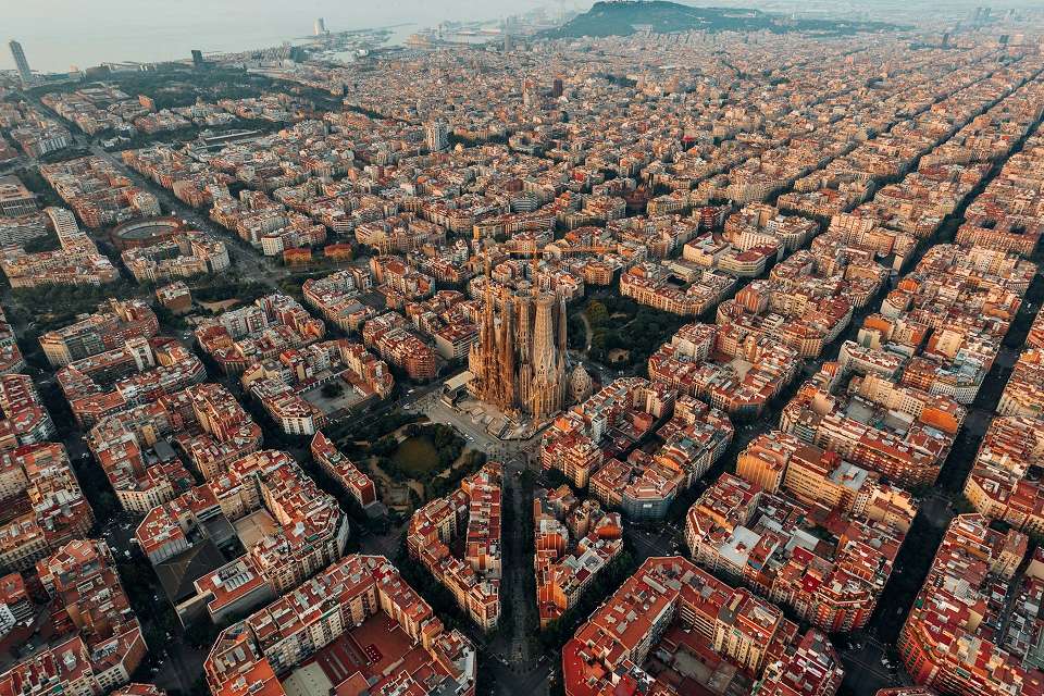 Thành phố Barcelona (Tây Ban Nha) đã phải vật lộn với nạn quá tải du lịch trong nhiều năm. Vào năm 2022, thủ đô Catalan đã giới hạn quy mô các nhóm khách du lịch và đưa ra các biện pháp hạn chế tiếng ồn. Một số khách sạn mới ở trung tâm thành phố cũng bị hạn chế, chỉ được cho thuê phòng ngắn hạn. Barcelona đã đóng cửa bến cảng phía Bắc, không đón các chuyến du thuyền và tăng phí tham quan lên thành 3,48 USD vào năm nay. Ảnh: Logan Armstrong/Unsplash.