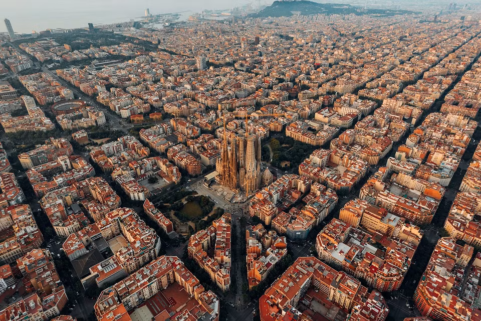 Thành phố Barcelona (Tây Ban Nha) đã phải vật lộn với nạn quá tải du lịch trong nhiều năm. Vào năm 2022, thủ đô Catalan đã giới hạn quy mô các nhóm khách du lịch và đưa ra các biện pháp hạn chế tiếng ồn. Một số khách sạn mới ở trung tâm thành phố cũng bị hạn chế, chỉ được cho thuê phòng ngắn hạn. Barcelona đã đóng cửa bến cảng phía Bắc, không đón các chuyến du thuyền và tăng phí tham quan lên thành 3,48 USD vào năm nay. Ảnh: Logan Armstrong/Unsplash.