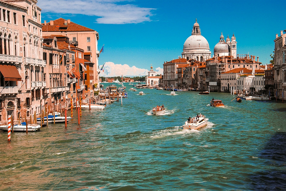 Venice đã cấm các tàu du lịch lớn đi vào kênh đào nhưng thành phố này vẫn quá đông khách du lịch. Vào năm 2025, việc thu thuế du lịch sẽ chính thức có hiệu lực tại thành phố này. Ảnh: Dan Novac/Unsplash.
