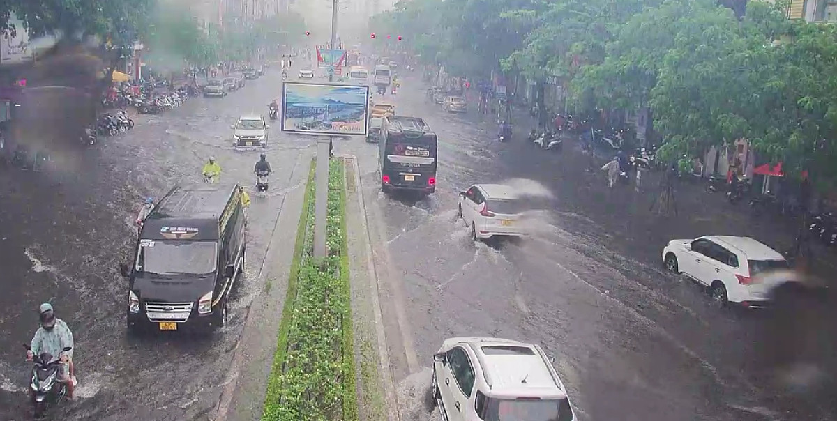 Nhiều phương tiện đã chủ động tránh di chuyển vào đường Nguyễn Văn Linh, cung đường vốn nổi danh "hễ mưa là ngập".