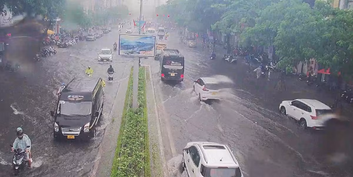 Nhiều phương tiện đã chủ động tránh di chuyển vào đường Nguyễn Văn Linh, cung đường vốn nổi danh "hễ mưa là ngập".