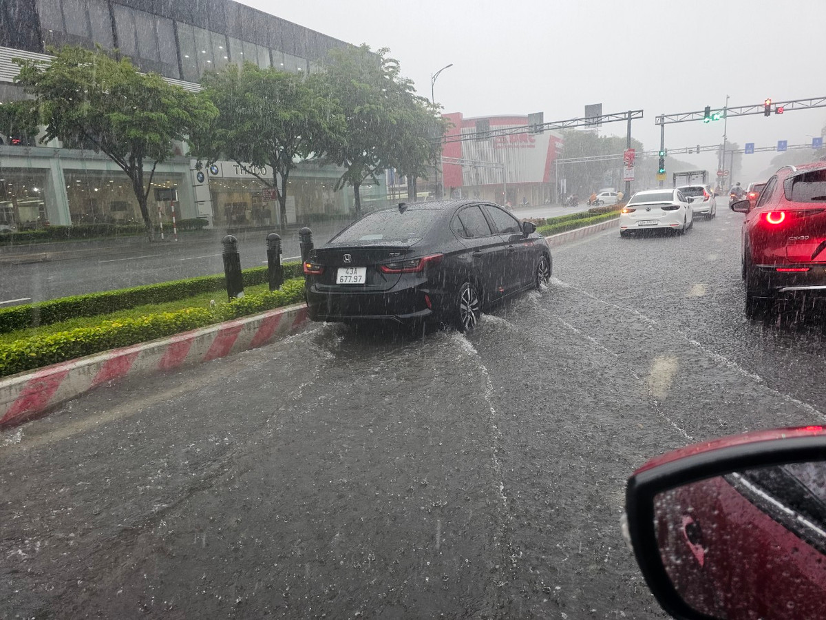 Từ tối qua (16/5), trên địa bàn thành phố Đà Nẵng đã bắt đầu có mưa, tuy nhiên lượng mưa không lớn.