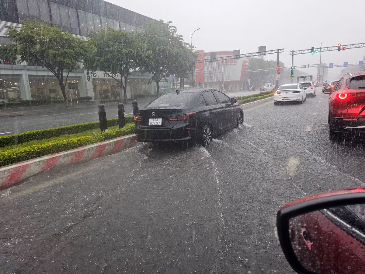 Từ tối qua (16/5), trên địa bàn thành phố Đà Nẵng đã bắt đầu có mưa, tuy nhiên lượng mưa không lớn.