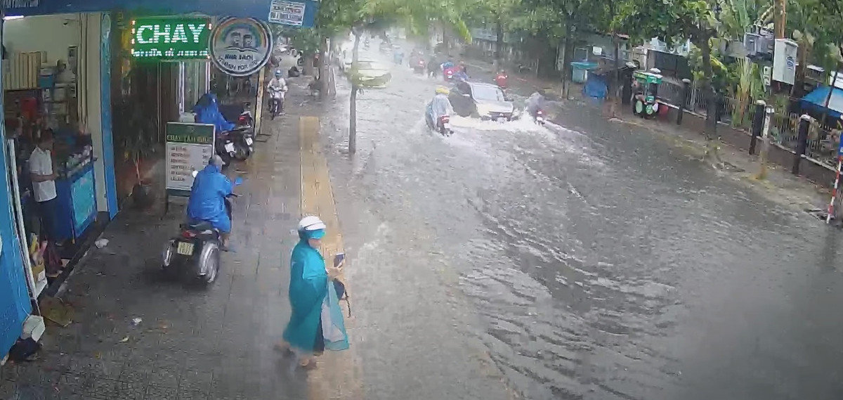 Tại khu vực Bệnh viện C Đà Nẵng, tình hình cũng chẳng khá hơn khi nước đã lên đến vỉa hè.