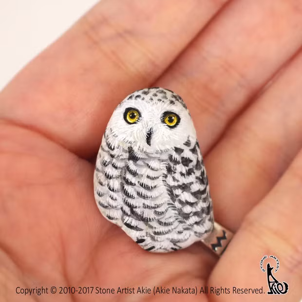 "Khi đi dạo quanh bờ sông và bắt gặp một hòn đá, tôi cảm giác như nó cũng được định mệnh sắp đặt để gặp tôi. Tôi không tùy tiện vẽ lên bất cứ viên đá nào mình gặp mà nó phải cho tôi cảm hứng sáng tác", cô kể.