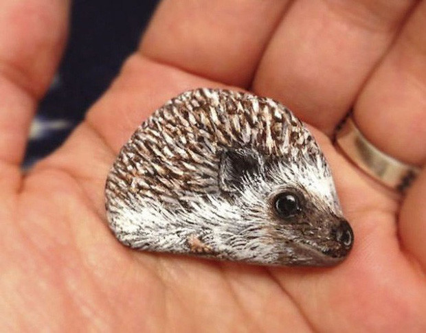 Đến nay, trang cá nhân của Akie đã hút hơn 100.000 lượt theo dõi. Nhiều người hâm mộ từ Mỹ, Nhật Bản, Singapore thường xuyên để lại các bình luận khen ngợi tài năng của nữ nghệ sĩ.