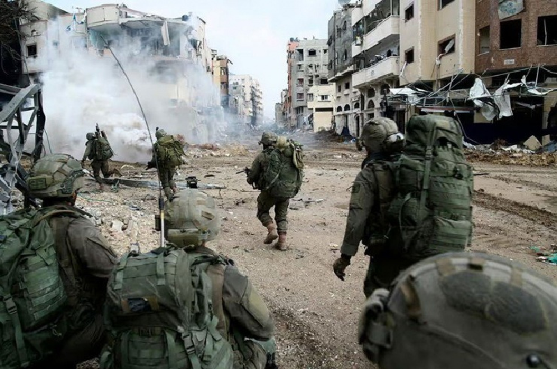 Trước cuộc tấn công bất ngờ của lực lượng vũ trang Hamas, Quân đội Israel đã nhanh chóng phản ứng. Họ điều động một lữ đoàn bộ binh dự bị đến khu vực phía bắc Dải Gaza để tăng cường lực lượng phòng thủ tại đây. Đồng thời, cơ quan tình báo Israel cũng nhận được tin tức mới nhất cho thấy Hamas đang tập hợp lại một lực lượng lớn, chuẩn bị cho các cuộc tấn công tiếp theo. Ảnh: Reuters.