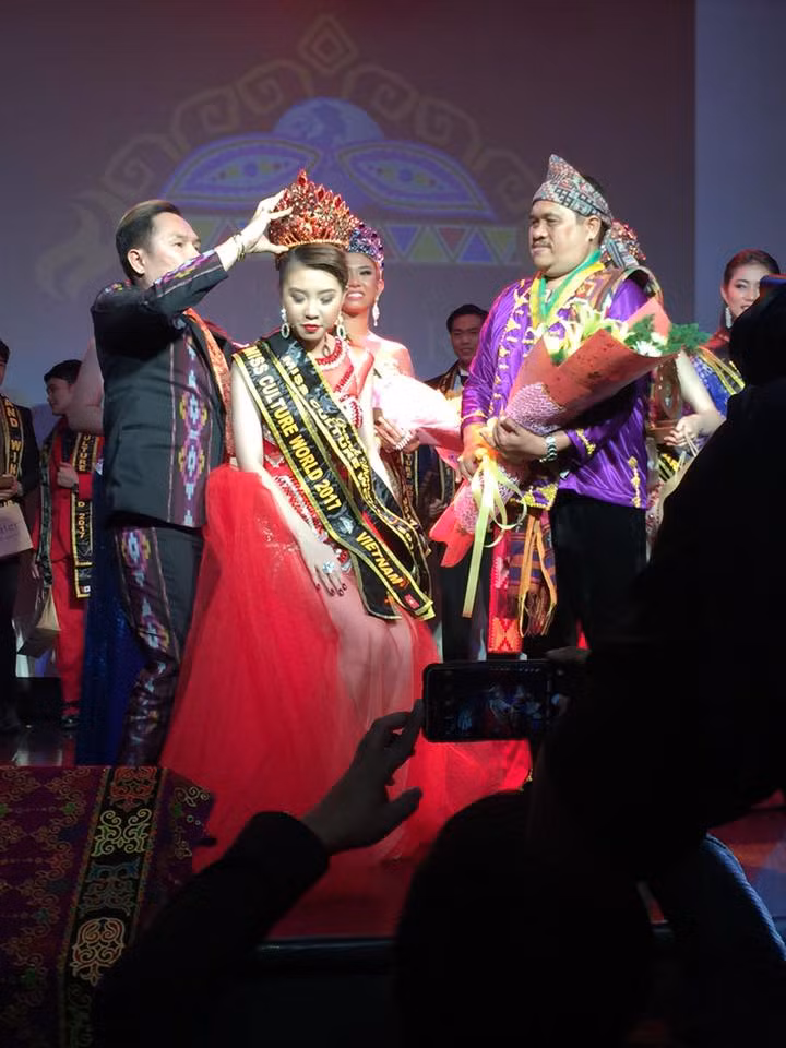 Tân hoa hậu Văn hóa thế giới 2017 cao 1m70, sở hữu gương mặt phúc hậu, nụ cười duyên đã thực sự tỏa sáng tại quốc gia vạn đảo.