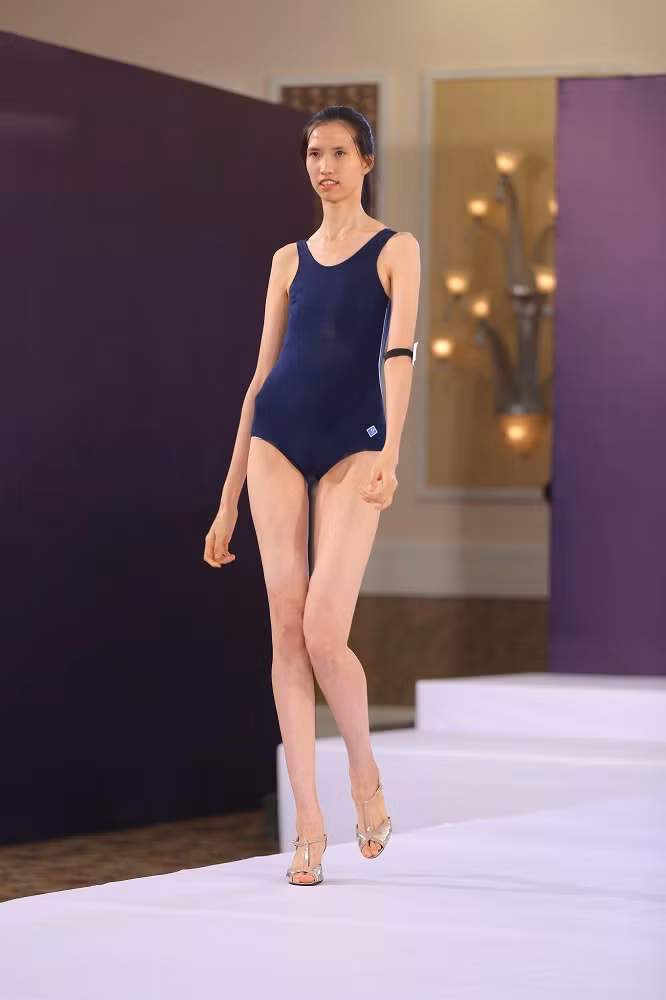 Nhắc lại cô gái cao lều khều 1m90 với gương mặt “quê mùa” của Vietnam Next Top Model 2015, chắc chắn khán giả không thể quên ấn tượng đó. Nhưng nếu gặp lại Hồng Xuân của thời điểm hiện tại bạn sẽ bất ngờ với sự lột xác hoàn toàn ở khuôn mặt Hồng Xuân.