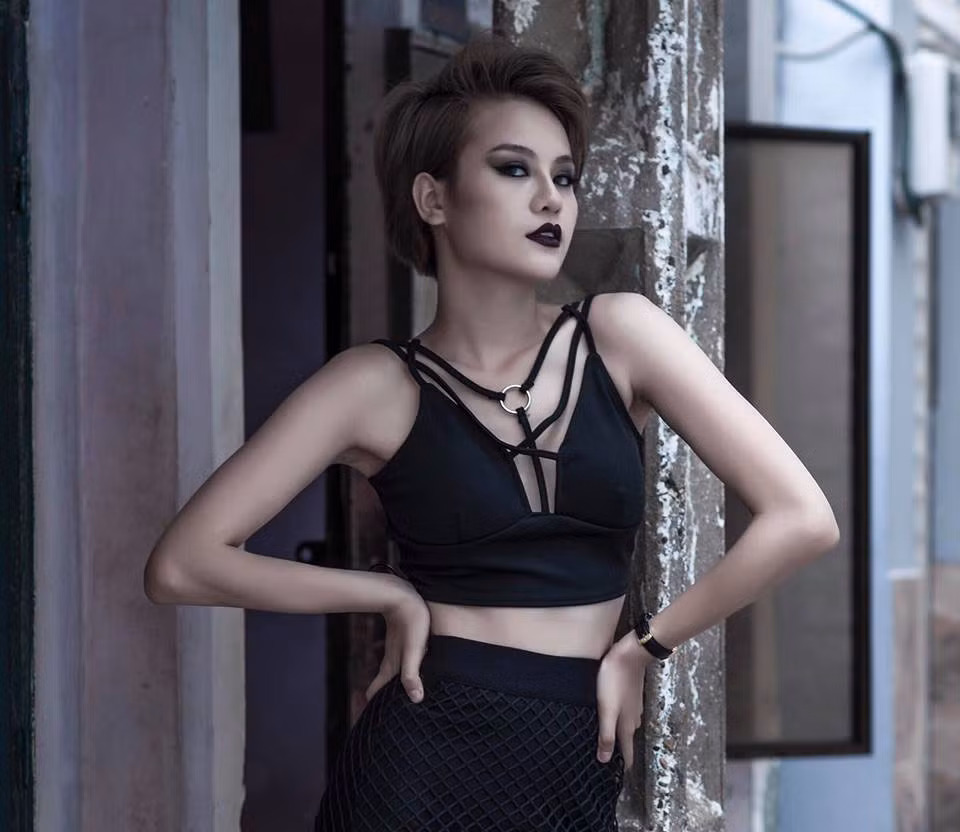 Dù thừa nhận phẫu thuật thẩm mỹ giúp mình có diện mạo hoàn hảo hơn nhưng Thùy Trâm khá tỉnh táo và tâm sự sẽ không lạm dụng công cụ này. Ngược lại, chân dài 1m60 sẽ nỗ lực hơn trên sàn catwalk.