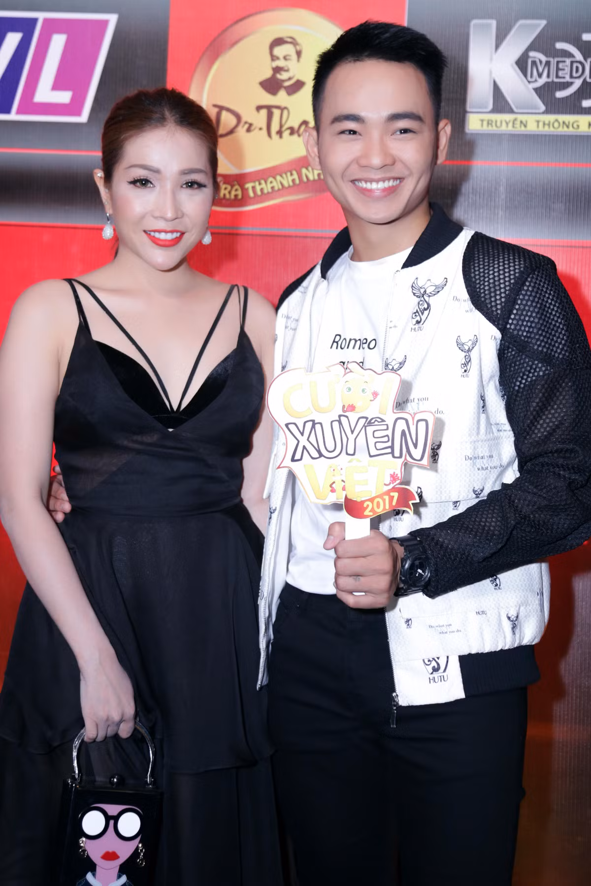 Nữ đạo diễn trẻ bên cạnh người bạn - quán quân Cười xuyên Việt Anh Tú. Cả hai sẽ cùng đồng hành với những vai trò khác nhau trong Cười xuyên Việt 2017. Tập 1 Cười xuyên Việt sẽ phát sóng lúc 21h, thứ Sáu, ngày 26/5 trên kênh THVL1.