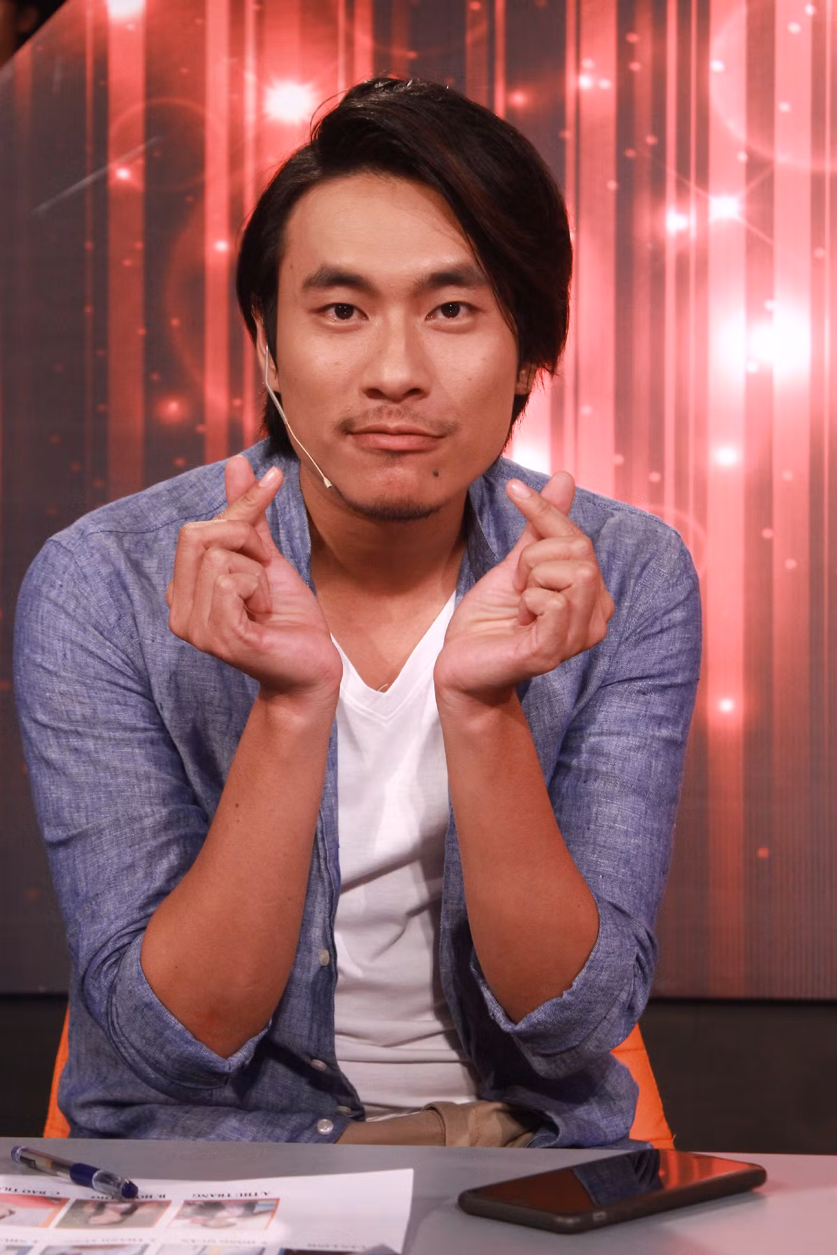 Trước Em chưa 18, nam diễn viên trung thành với màu tóc đen và để hoài một kiểu tóc. Áo thun và sơ mi khoác ngoài là lựa chọn trung thành của gã trai hư sành điệu này.