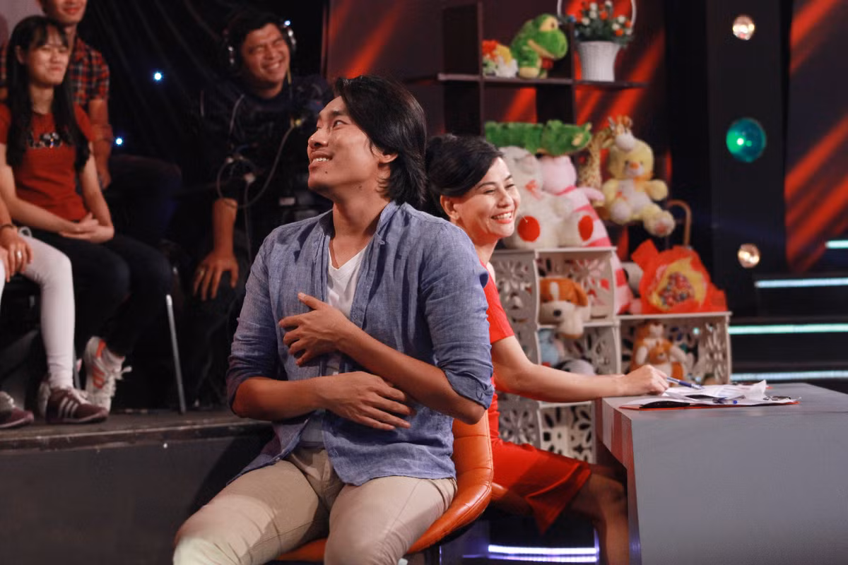 Dù chưa kết hôn nhưng Kiều Minh Tuấn có nhiều chia sẻ thú vị về đời sống vợ chồng trong gameshow này.