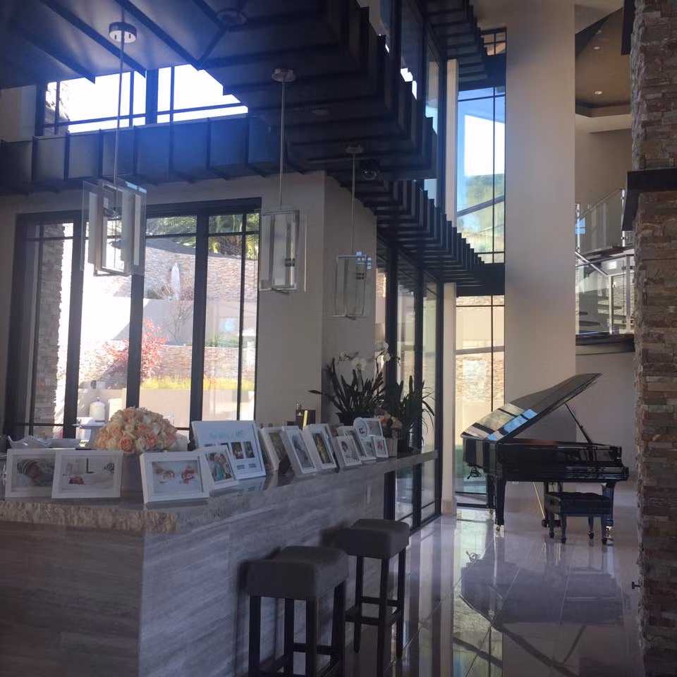 Là người theo đạo nên vợ Đan Trường làm lễ rửa tội cho con trai theo đúng các nghi lễ của đạo Thiên chúa. Thủy Tiên chia sẻ, cô quyết định tổ chức nghi lễ thiêng liêng này cho con trai tại nhà riêng và tự tay chuẩn bị mọi thứ.