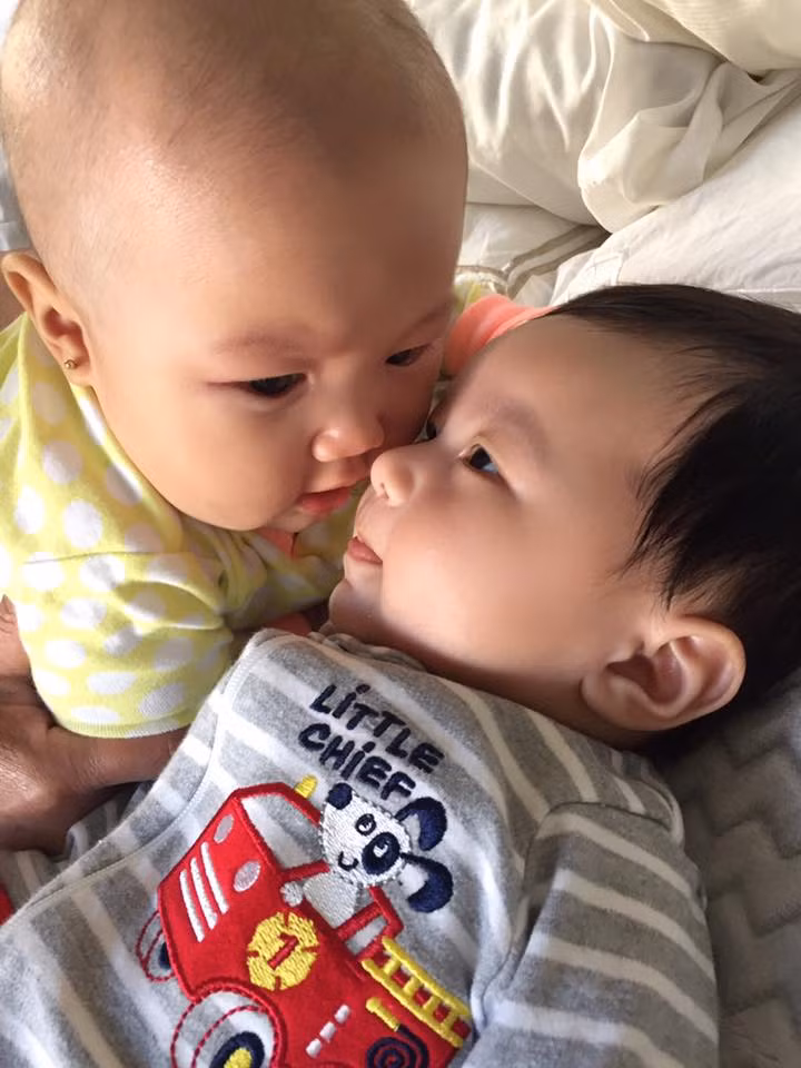 Thủy Tiên hài hước tiết lộ, dù chưa tới ngày nhưng bé Thiên Từ đã nhận được món quà đầu tiên, đó là nụ hôn từ người bạn tên London.