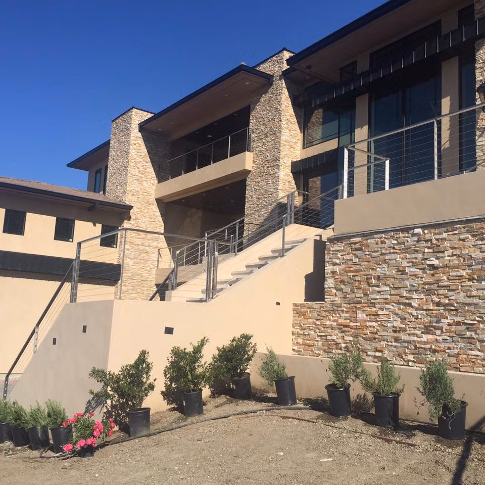 Bên ngoài căn biệt thự xa hoa của vợ chồng Đan Trường - Thủy Tiên.