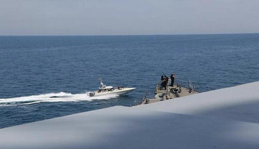 Cụ thể, hôm 15/4, các xuồng tốc độ cao của Iran đã tiến gần 6 tàu của Hải quân Mỹ. Vào thời điểm này, các tàu chiến của Mỹ đang tiến hành phối hợp với các máy bay trực thăng tấn công AH-64E.