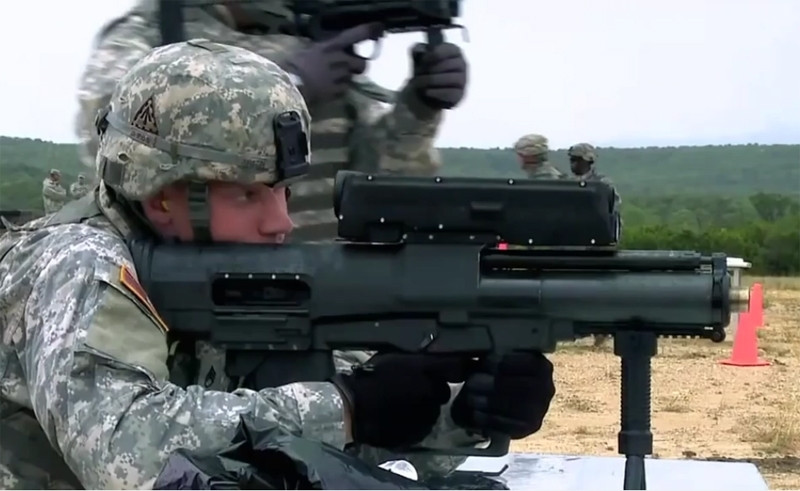 Cụ thể, chúng quá nặng để có thể cơ động trên chiến trường. Nếu một binh sĩ mang theo súng XM25 thì họ sẽ không thể mang theo những vũ khí cá nhân khác. Vì vậy, binh sĩ Mỹ sẽ không thể tự vệ nếu bị kẻ thù tấn công. Ngoài ra, viên đạn 25mm được đánh giá không đủ mạnh đã tiêu diệt mục tiêu cần sự công phá lớn.