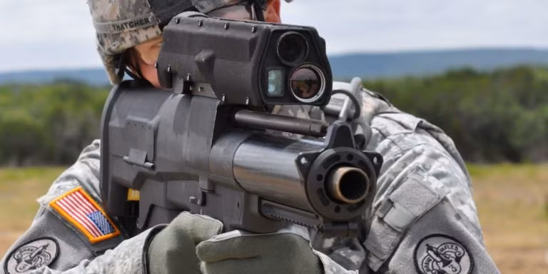 Theo Bộ Tư lệnh Lực lượng Đặc nhiệm Mỹ, khi sử dụng súng phóng lựu XM25 tại chiến trường Trung Đông và Afghanistan trong thời gian qua đã cho thấy một số nhược điểm của vũ khí này.