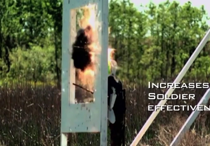 Để xác định khoảng cách tới mục tiêu, xạ thủ chiếu máy đo khoảng cách bằng tia laser gắn trên súng đến bất cứ vị trí nào được xác định là có kẻ thù đang ẩn nấp. Nếu đối phương nấp trong công sự, thì xạ thủ có thể ngắm vào mục tiêu bất kỳ gần đó, như thân cây… Nhìn qua ống ngắm, xạ thủ sẽ ước lượng được khoảng cách từ vật ngắm đến mục tiêu.