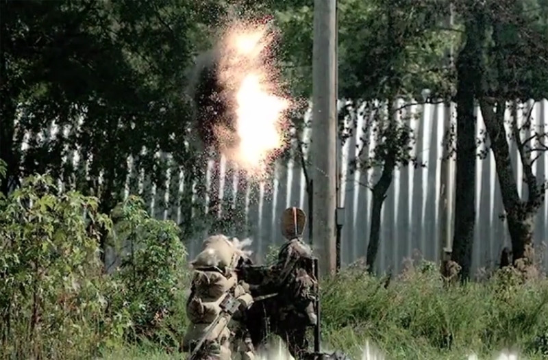 XM25 loại súng được thiết kế để dùng đạn thông minh dẫn đường bằng laser. Thay vì nhắm bắn trực tiếp như các loại súng thông thường, người lính chỉ xác định khoảng mục tiêu gần nơi kẻ thù ẩn nấp, và bóp cò để những mảnh đạn tiêu diệt đôi phương.