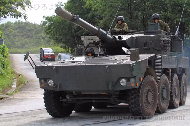 Đơn đặt hàng sản xuất loạt đầu tiên Mitsubishi nhận được vào năm 2016 và cho đến nay, 116 chiếc Type 16 đã được ký hợp đồng; Type 16 đầu tiên đã xuất hiện trong Lục quân Lực lượng Phòng vệ năm 2017.