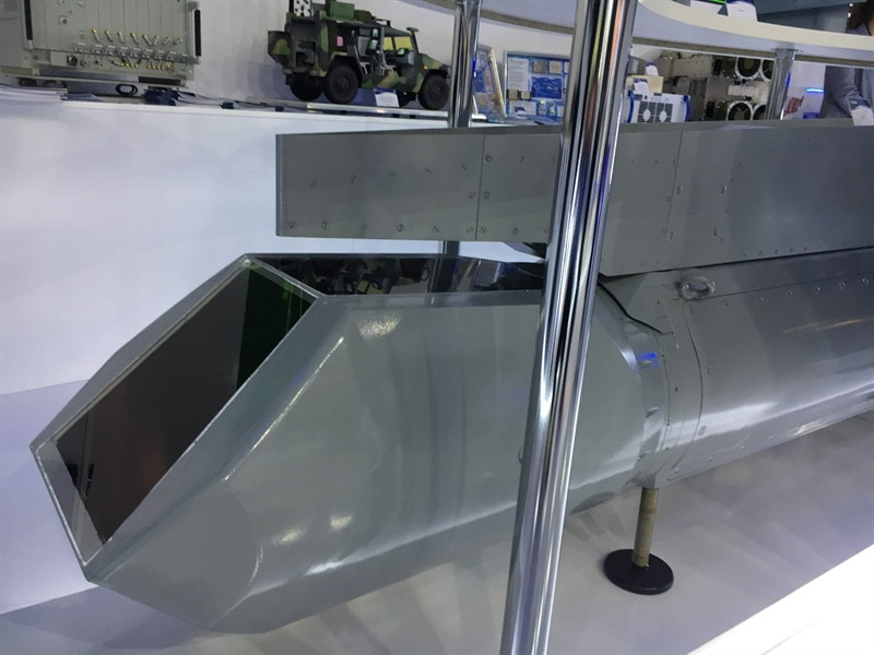 Thiết kế này giúp tối ưu máy bay chiến đấu Su-57 cho nhiệm vụ không chiến, nhưng giới hạn đáng kể khả năng tấn công mặt đất do góc quan sát bị mũi máy bay che khuất.