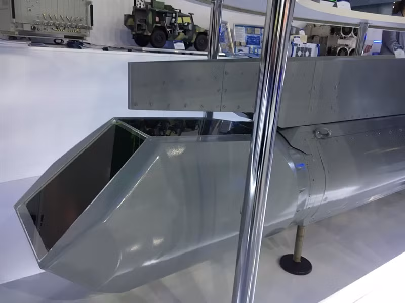 Thiết kế này giúp tối ưu máy bay chiến đấu Su-57 cho nhiệm vụ không chiến, nhưng giới hạn đáng kể khả năng tấn công mặt đất do góc quan sát bị mũi máy bay che khuất.