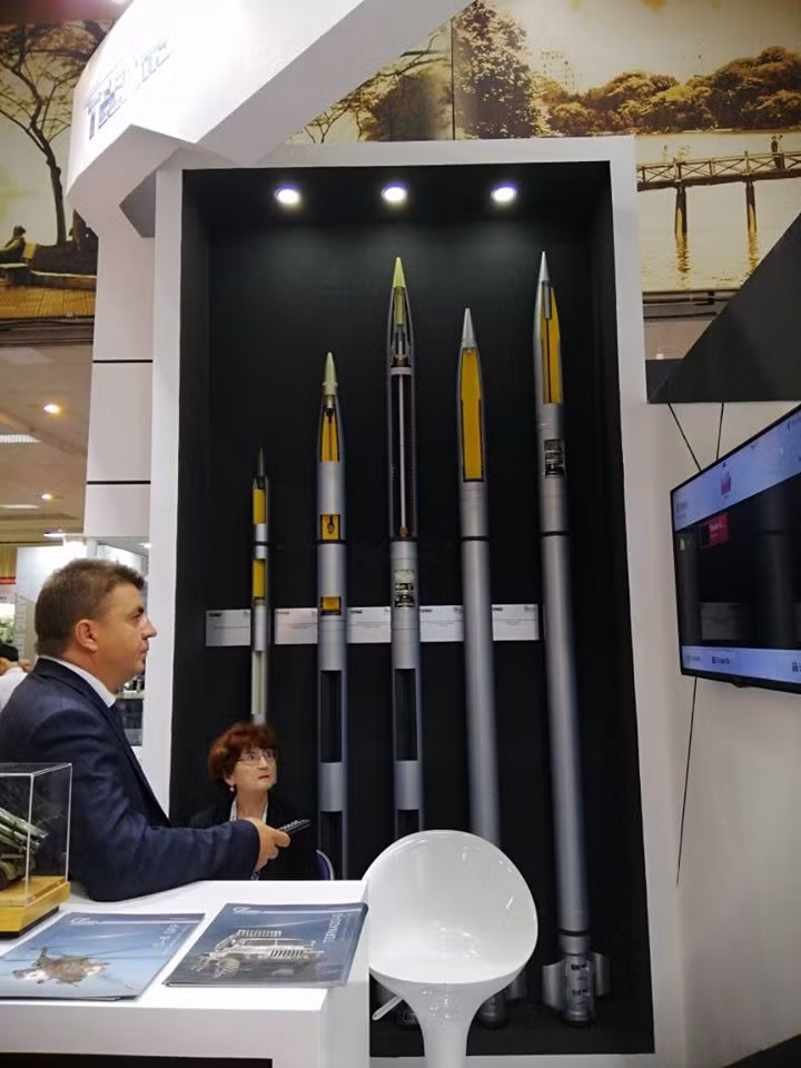 Các loại đạn pháo phản lực dẫn đường do Nga sản xuất được trưng bày ở trạng thái mặt cắt nhằm mang lại cái nhìn trực quan về cấu tạo đối với người xem.