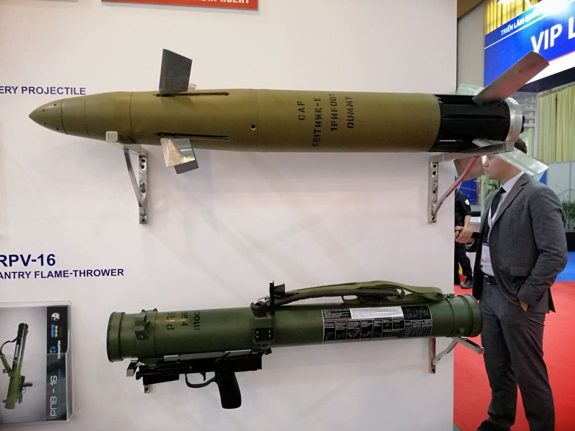 Đạn pháo có điều khiển dẫn đường bán tự động bằng laser Kvitnyk-E cùng súng phóng lựu dùng một lần RPV-16 do Ukraine sản xuất được trưng bày tại gian hàng của Spets Techno Export.
