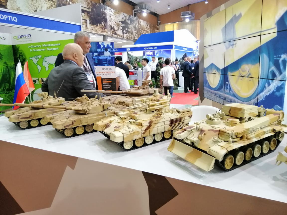 Từ phải sáng trái: mô hình xe công binh BREM-1M sử dụng khung gầm T-90, xe chiến đấu hỗ trợ tăng BMPT, xe tăng chiến đấu chủ lực T-72B3 nâng cấp và T-90S.