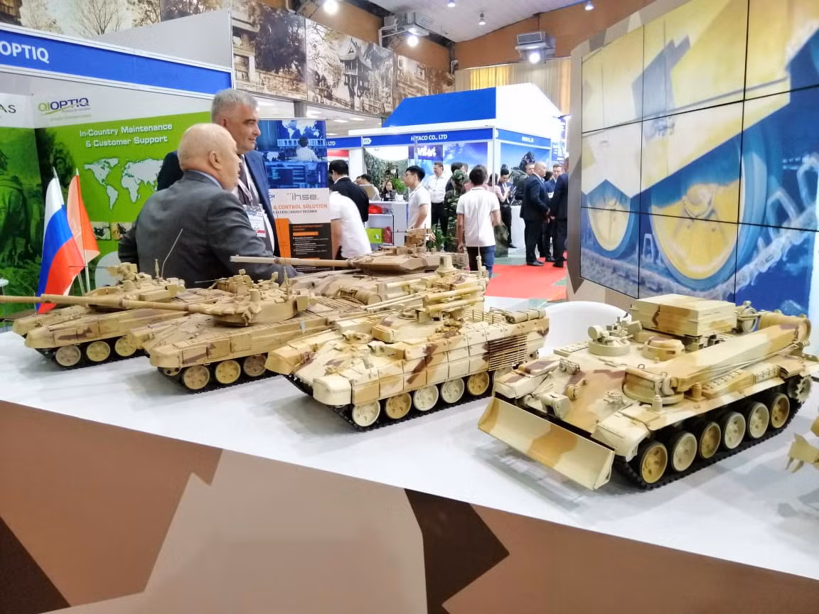 Từ phải sáng trái: mô hình xe công binh BREM-1M sử dụng khung gầm T-90, xe chiến đấu hỗ trợ tăng BMPT, xe tăng chiến đấu chủ lực T-72B3 nâng cấp và T-90S.