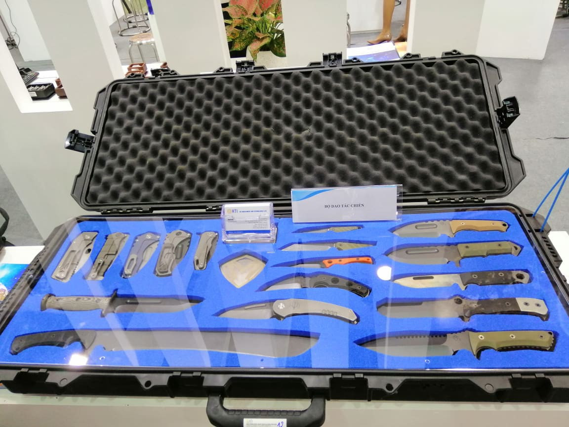 Bộ dao tác chiến đa năng với nhiều chủng loại rất phong phú và thiết kế vô cùng bắt mắt.