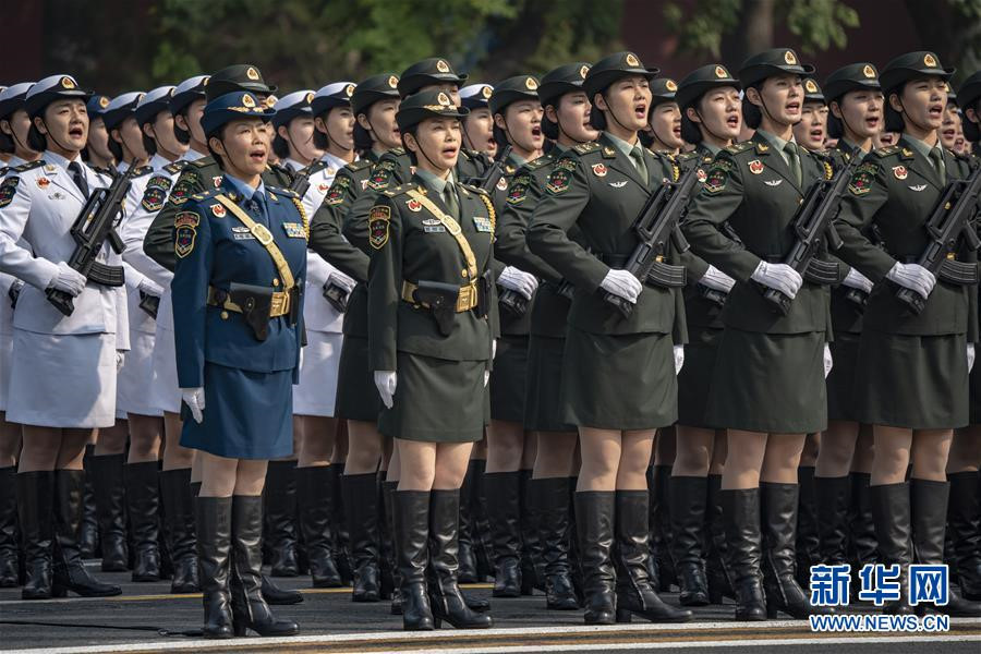 Họ phải tuân thủ nghiêm ngặt các quy định trong buổi lễ: đứng liên tục 2 tiếng, không được chớp mắt trong 40 giây, bước chân cách nhau 75 cm. Ảnh: Tân Hoa Xã.