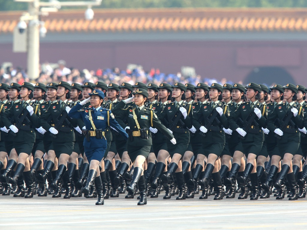 Bà Trình Hiểu Kiện, 56 tuổi, là nữ sư đoàn trưởng đầu tiên tại Trung Quốc và trở thành thiếu tướng thứ 4 của không quân vào năm 2016. Trong khi đó, thiếu tướng Đường Băng là chỉ huy lực lượng tác chiến kiểu mới. Ảnh: Tân Hoa Xã.