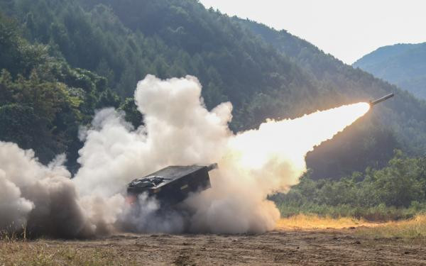 Như vậy pháo M270 không chỉ đơn thuần là một pháo phản lực thông thường mà còn là bệ phóng tên lửa đường đạn chiến thuật; sắp tới khi Mỹ không còn phải chịu sự ràng buộc của Hiệp ước INF thì tầm bắn của M270 có thể vượt 500 km mà không hề bị cản trở.