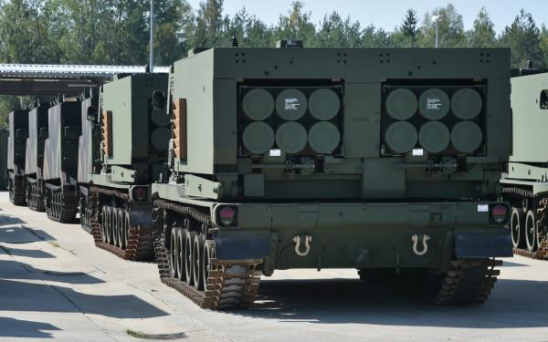 Không giống như các MLRS khác, M270 của Mỹ không sử dụng khối nòng cố định, thay vào đó M270 sử dụng giá phóng cố định và giá đạn (còn gọi là hộp đạn) tháo rời; một xe M270 gồm một giá phóng, trong đó chứa được hai giá đạn. Một đặc điểm chung của tất cả các loại pháo phản lực bắn loạt đó là tốc độ bắn rất nhanh, nhưng nhược điểm là nạp đạn chậm; đã khắc phục được một phần nhược điểm, khi đạn được nạp sẵn vào các giá đạn và để trên các xe nạp đạn chuyên dùng; khi bắn hết đạn, các xe tiếp đạn có thể nhanh chóng nạp đạn bằng cách thay giá, rút ngắn thời gian nạp đạn.