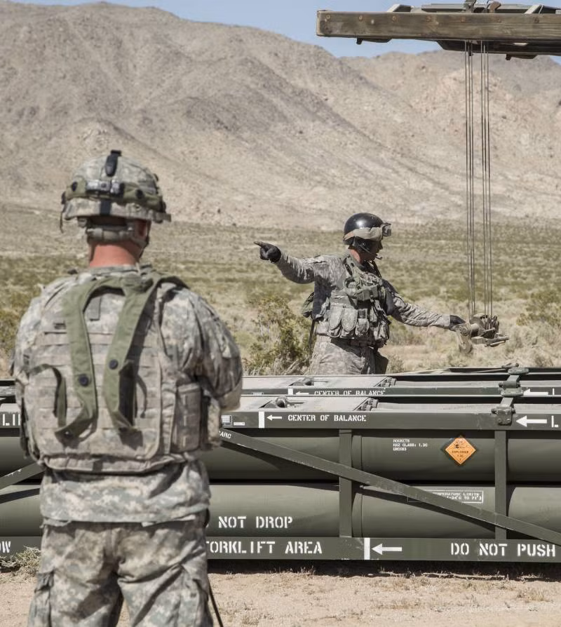 Lục quân Mỹ cũng phát triển một số loại đạn có điều khiển cỡ 227 mm, tiêu biểu là đạn M30 được dẫn đường bằng tín hiệu GPS, có tầm bắn đến 70 km; đầu đạn chứa các đầu đạn con. Đạn M31 có cấu tạo tương tự nhưng sử dụng đầu đạn nổ phá đơn khối. Sắp tới M270 sẽ đưa vào sử dụng loại đạn có điều khiển GMLRS-ER có tầm bắn tối đa lên tới 150 km.