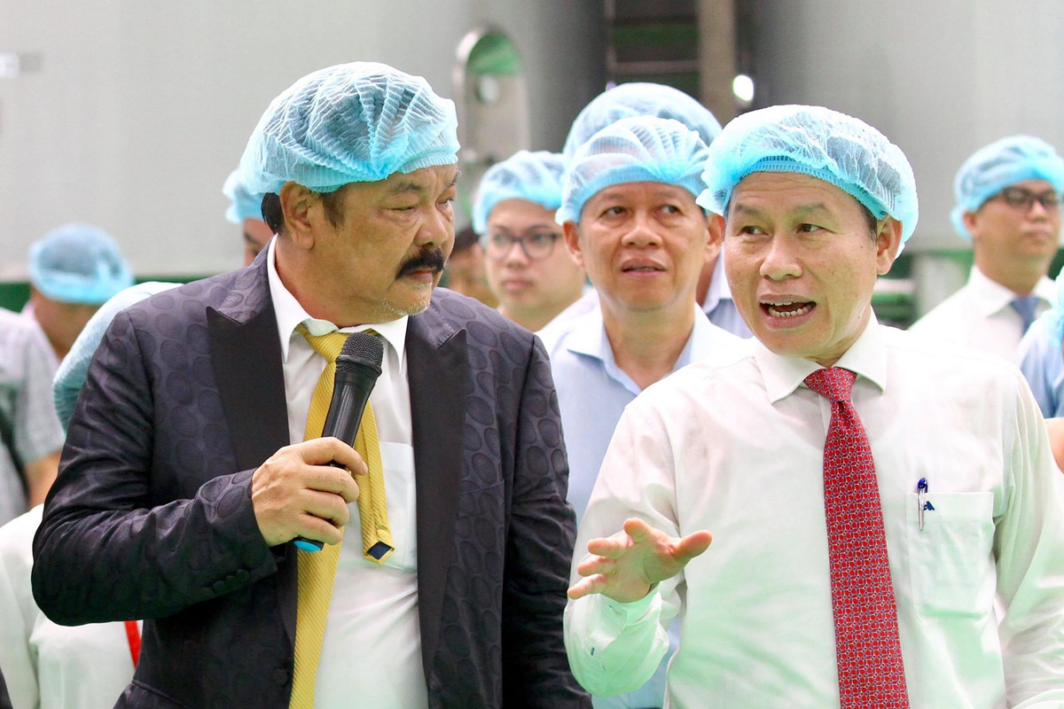 Tổng Giám đốc Trần Quí Thanh trực tiếp hướng dẫn các khách mời tham quan nhà máy.