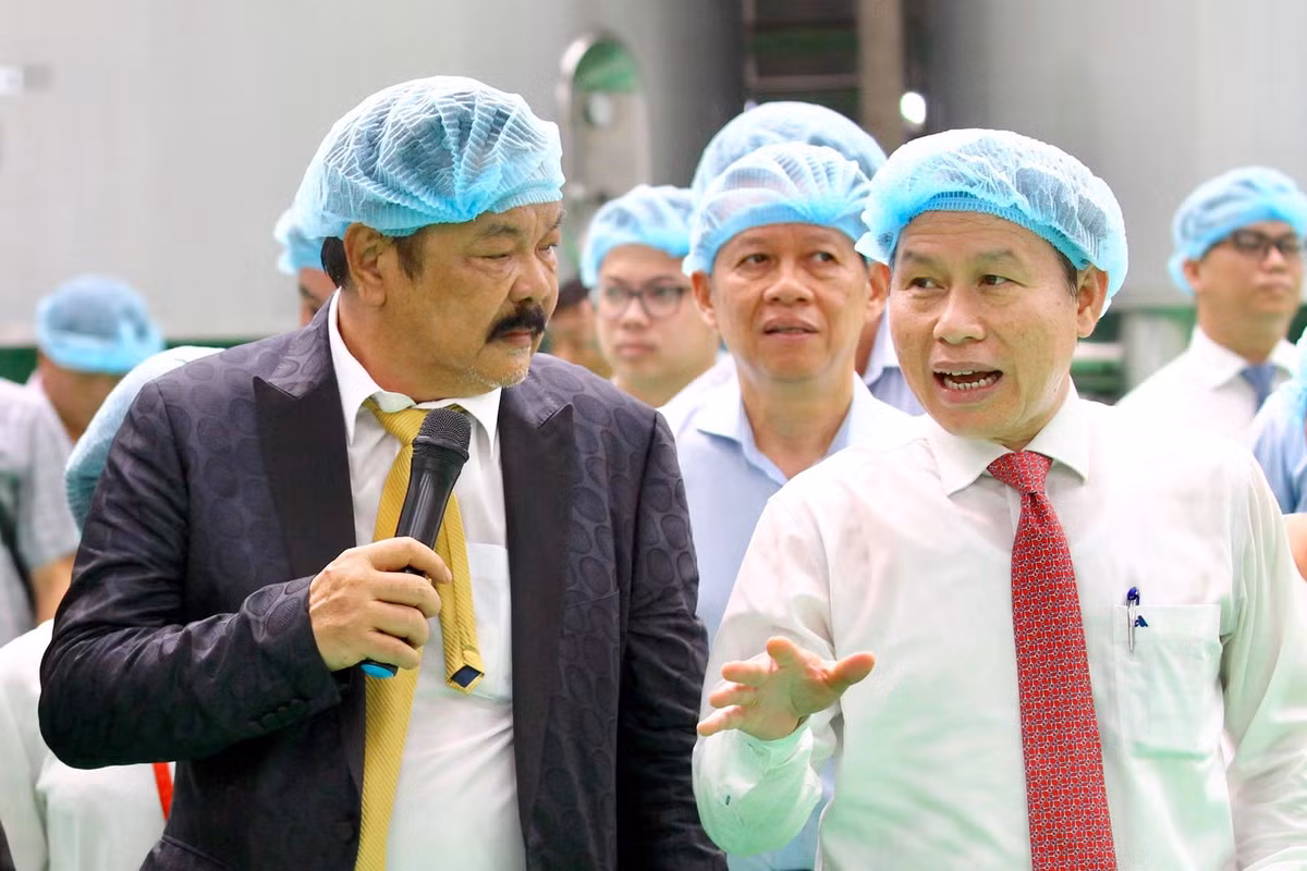 Tổng Giám đốc Trần Quí Thanh trực tiếp hướng dẫn các khách mời tham quan nhà máy.