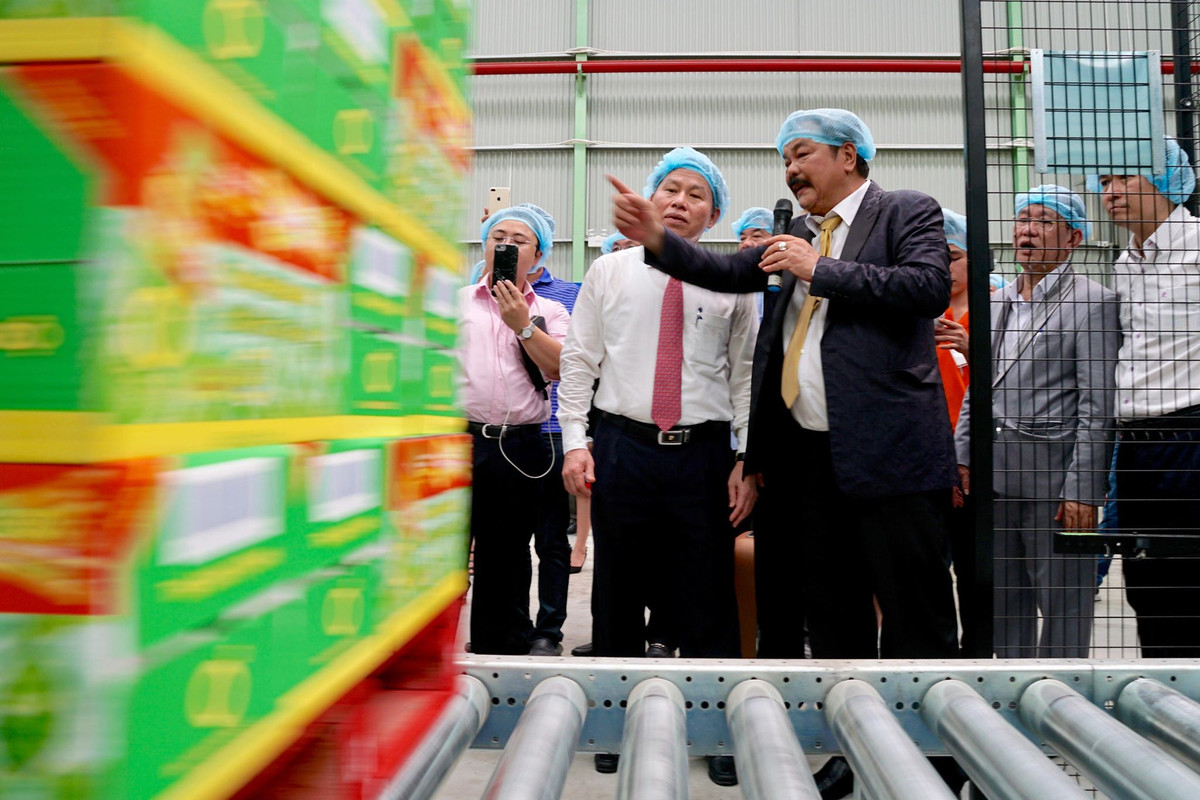 Các khách mời tham quan hệ thống dây chuyền công nghệ khép kín vô trùng Aseptic tại nhà máy Number One Hậu Giang.