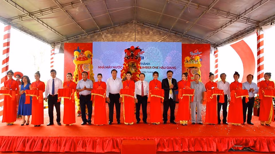 Nghi thức cắt băng khánh thành Nhà máy Number One Hậu Giang.