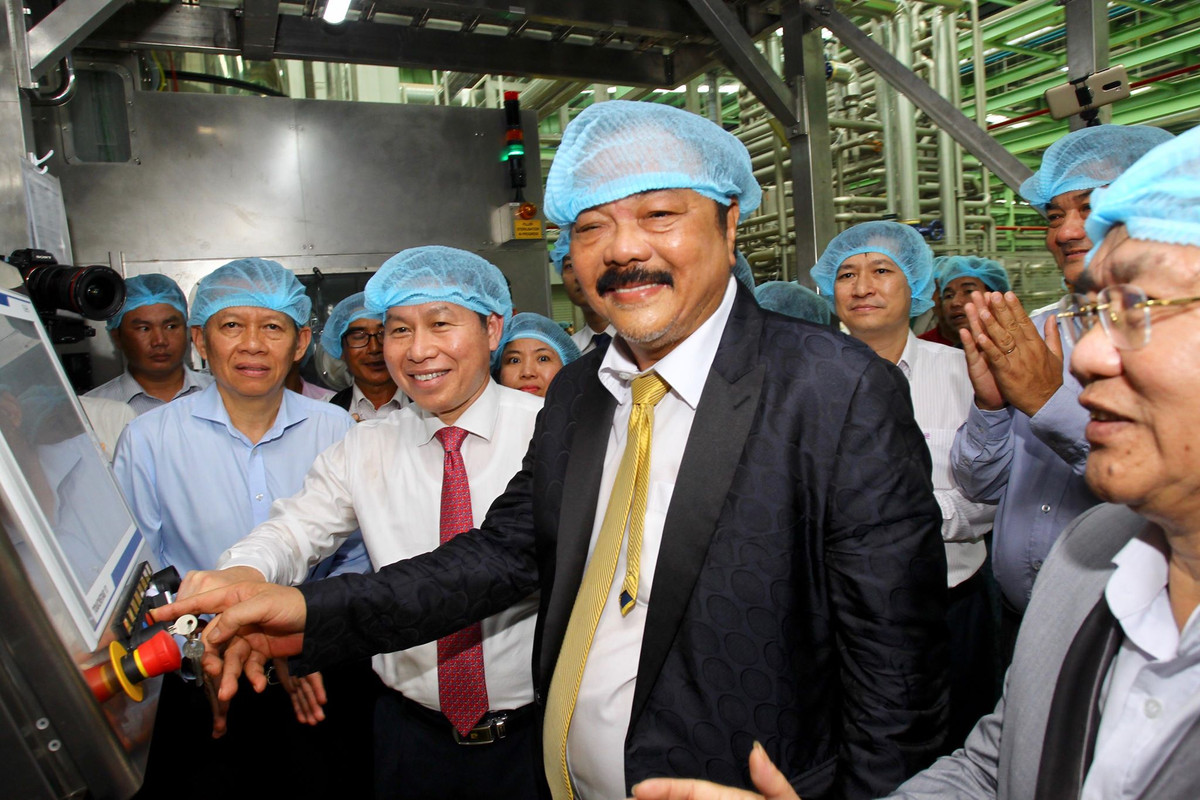 Tổng Giám đốc Trần Quí Thanh, Tổng Giám đốc Tập đoàn Tân Hiệp Phát và ông Lê Tiến Châu, Phó Bí thư, Chủ tịch UBND tỉnh Hậu Giang cùng bấm nút khởi động hệ thống dây chuyền công nghệ khép kín vô trùng Aseptic tại nhà máy Nummber One Hậu Giang.