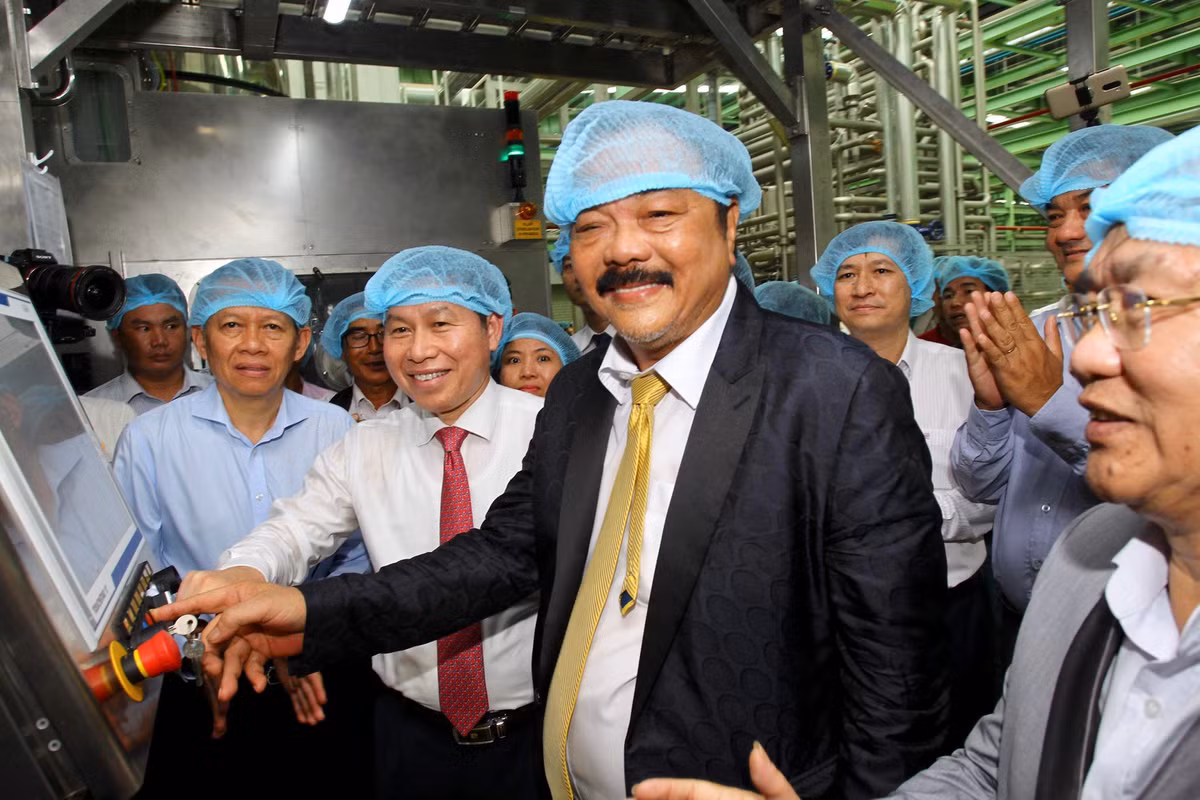 Tổng Giám đốc Trần Quí Thanh, Tổng Giám đốc Tập đoàn Tân Hiệp Phát và ông Lê Tiến Châu, Phó Bí thư, Chủ tịch UBND tỉnh Hậu Giang cùng bấm nút khởi động hệ thống dây chuyền công nghệ khép kín vô trùng Aseptic tại nhà máy Nummber One Hậu Giang.