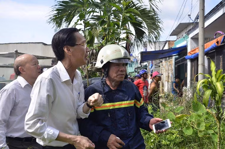 Phó Chủ tịch thường trực UBND TP HCM Lê Thanh Liêm và Đại tá, Giám đốc Cảnh sát PCCC TP HCM Lê Tấn Bửu đã có mặt tại hiện trường trực tiếp chỉ đạo công tác chữa cháy; đồng thời cơ quan chức năng đã tổ chức sơ tán hàng chục hộ dân xung quanh hiện trường đến nơi an toàn.