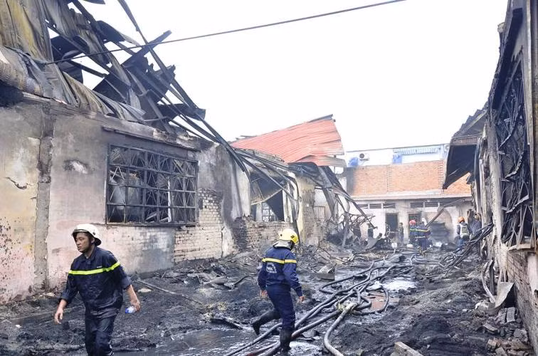 Cảnh tan hoang sau vụ cháy tại công ty TNHH sản xuất và thương mại Tuấn Thông.