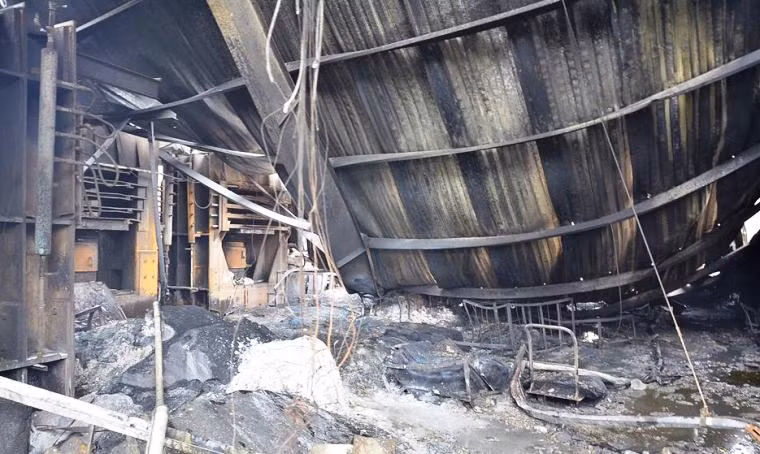 Toàn bộ hơn 4 nghìn mét vuông nhà xưởng bị đổ sập sau vụ hỏa hoạn.